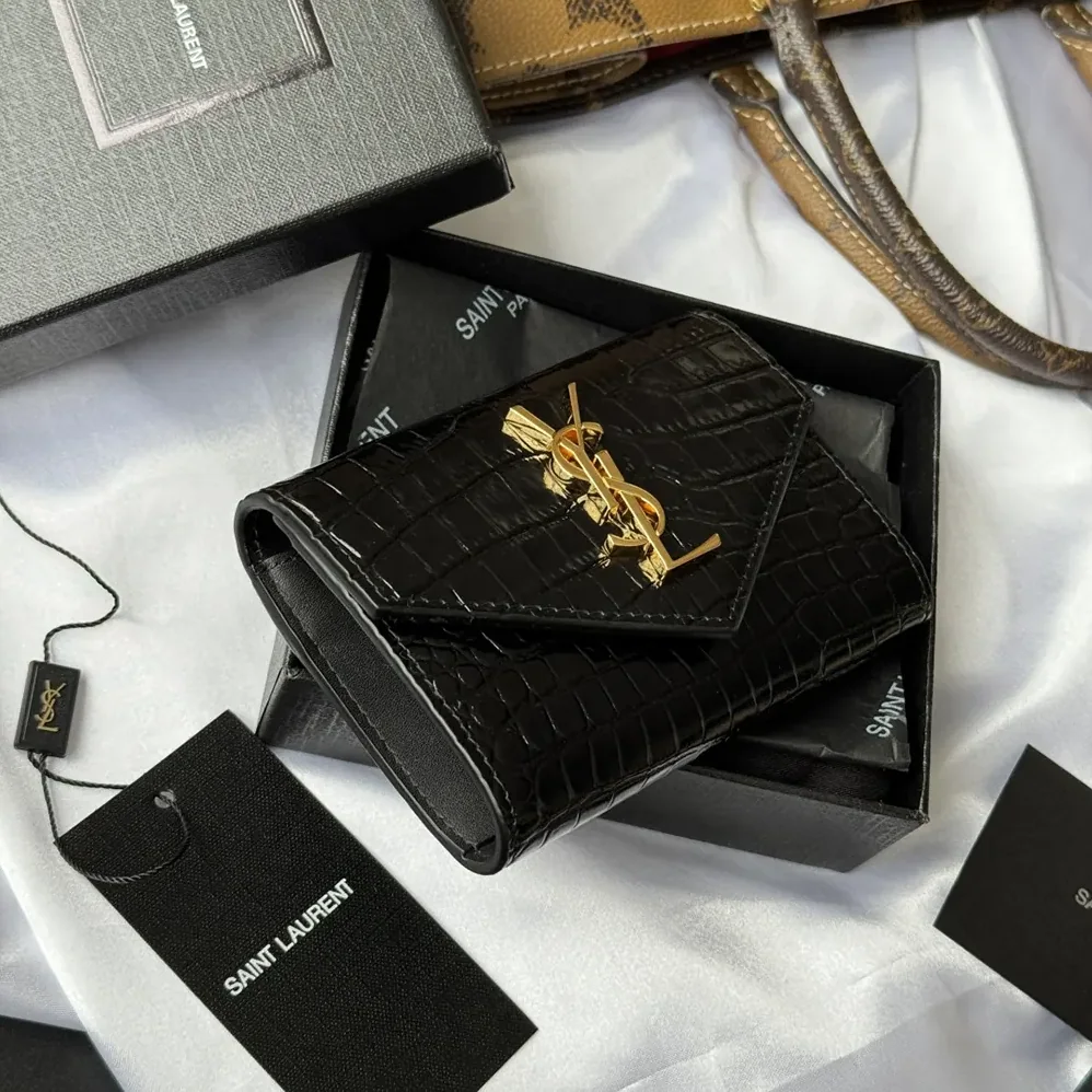 Saint Laurent YSL Uptown Flap Card Case in Crocodile for Women in Embossed Shiny Leather Saint Laurent YSL Uptown Flap Card Case in Crocodile for Women in Embossed Shiny Leather