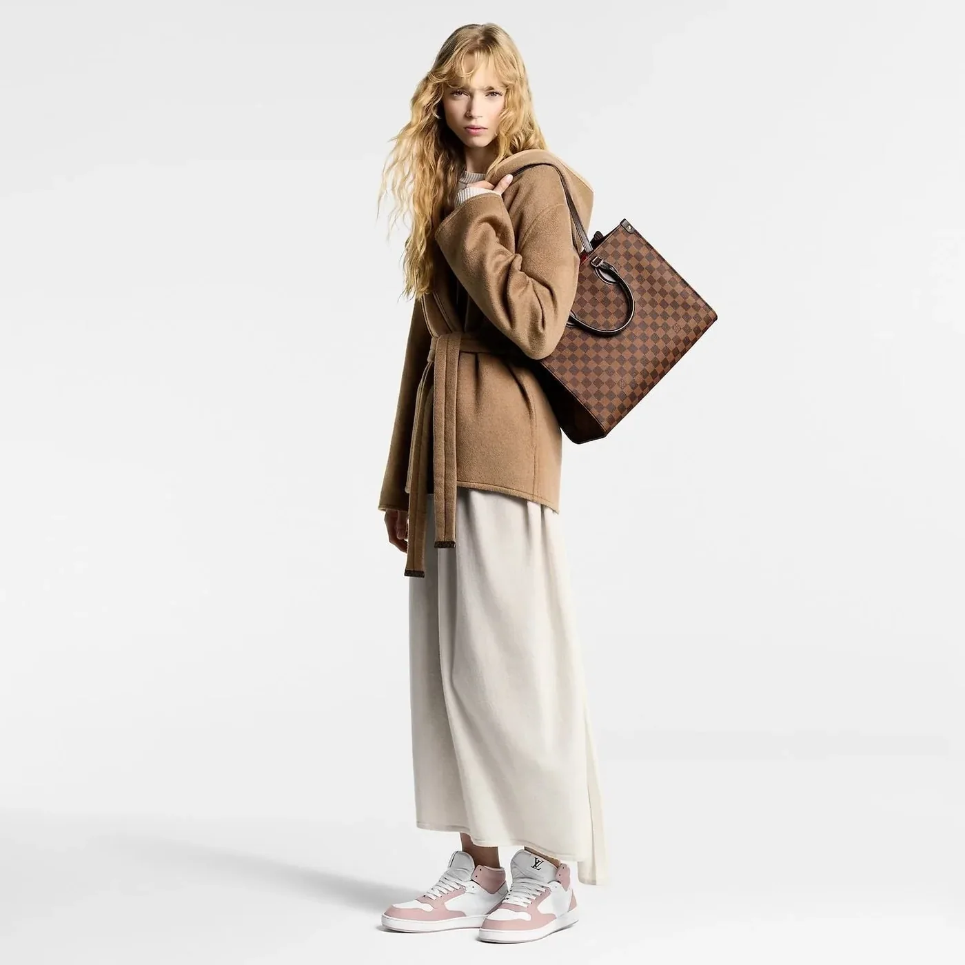Louis Vuitton OnTheGo MM Tote Bag in Damier Ebene Gold Hardware