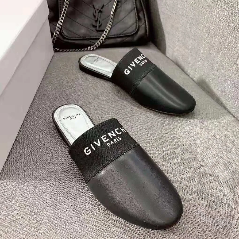Givenchy Givenchy Paris Flat Mules in Leather for Women in Black Givenchy Givenchy Paris Flat Mules in Leather for Women in Black