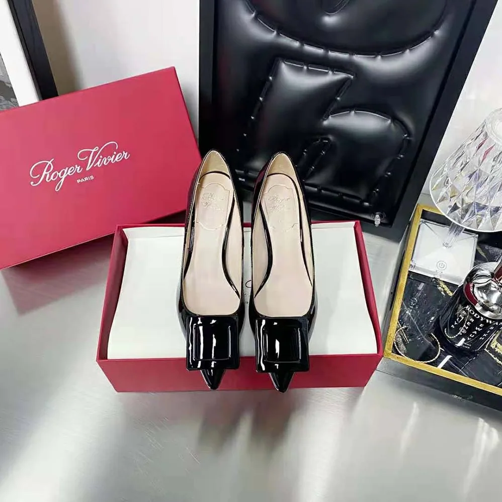 Roger Vivier Viv In The City Pumps in Patent Leather for Women in Black Roger Vivier Viv In The City Pumps in Patent Leather for Women in Black