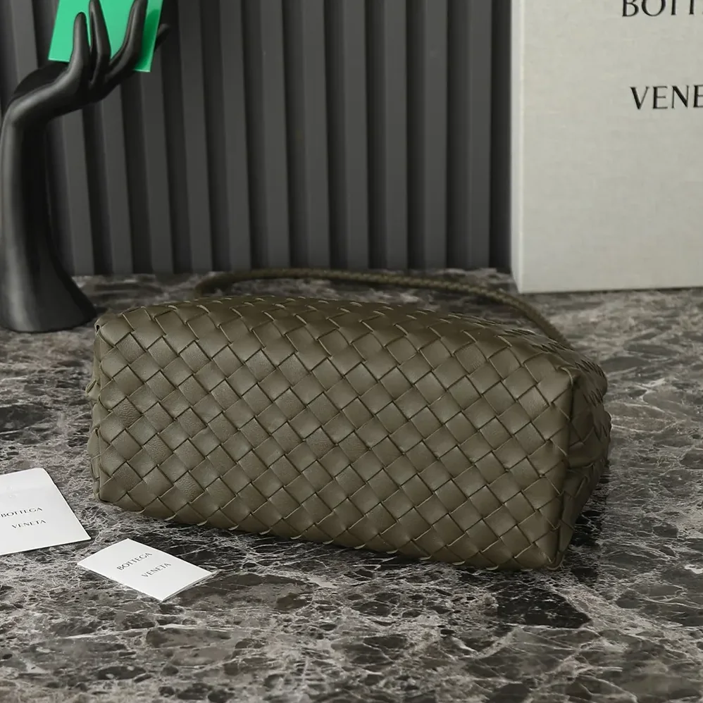 Bottega Veneta Medium Andiamo in Supple Intrecciato Leather for Women in Dark Green Bottega Veneta Medium Andiamo in Supple Intrecciato Leather for Women in Dark Green