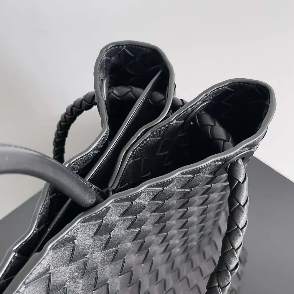 Bottega Veneta Large Andiamo in Lambskin Leather for Women in Black/Silver