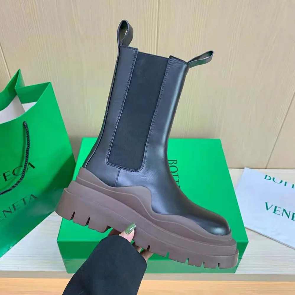 Bottega Veneta Tire Chelsea Boot in Calfskin Leather for Unisex in Maroon Bottega Veneta Tire Chelsea Boot in Calfskin Leather for Unisex in Maroon