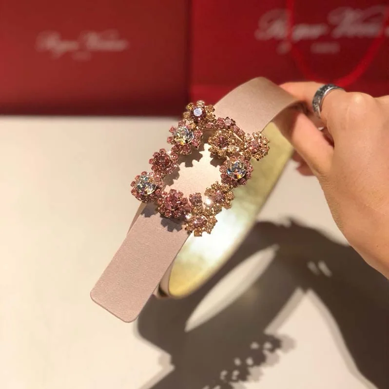 Roger Vivier Wome Flowers Belt in Silk Satin in Sandy