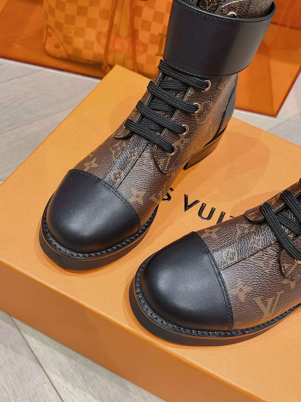 Louis Vuitton Wonderland Flat Ranger Brown 1AAV61 Louis Vuitton Wonderland Flat Ranger Brown 1AAV61