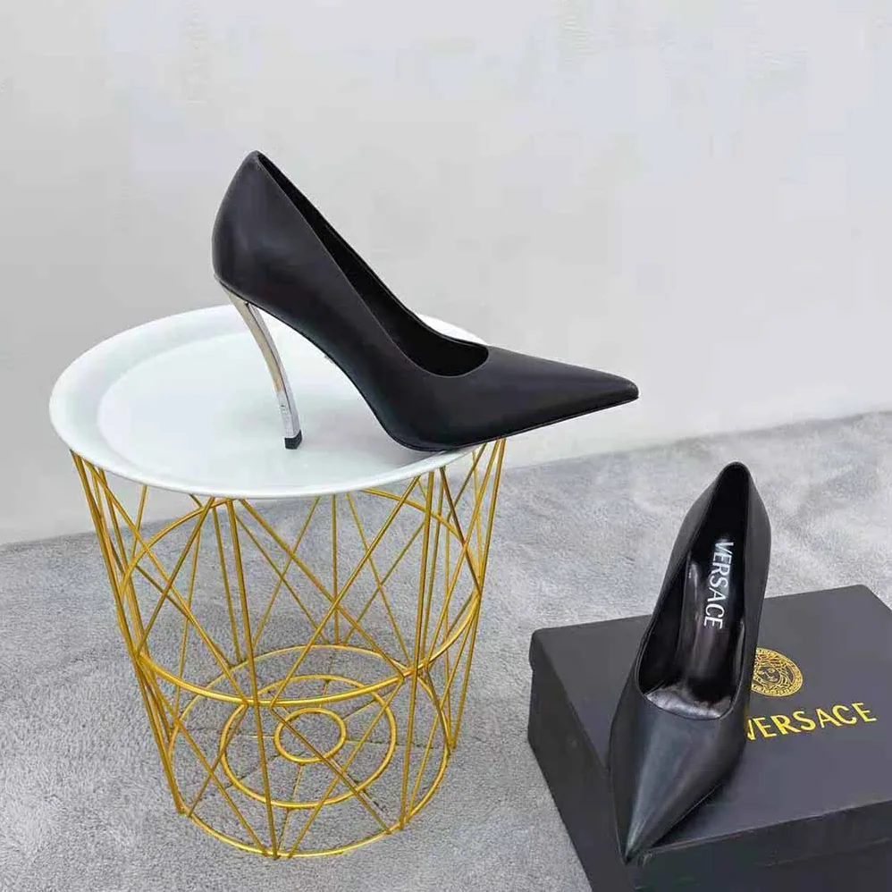 Versace Pin-Point Pumps in Calf leather for Women in Black