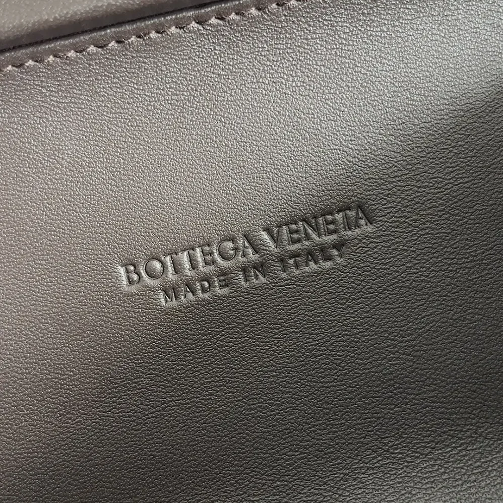 Bottega Veneta Knot Minaudière Clutch in Calfskin Leather for Women in Maroon Bottega Veneta Knot Minaudière Clutch in Calfskin Leather for Women in Maroon
