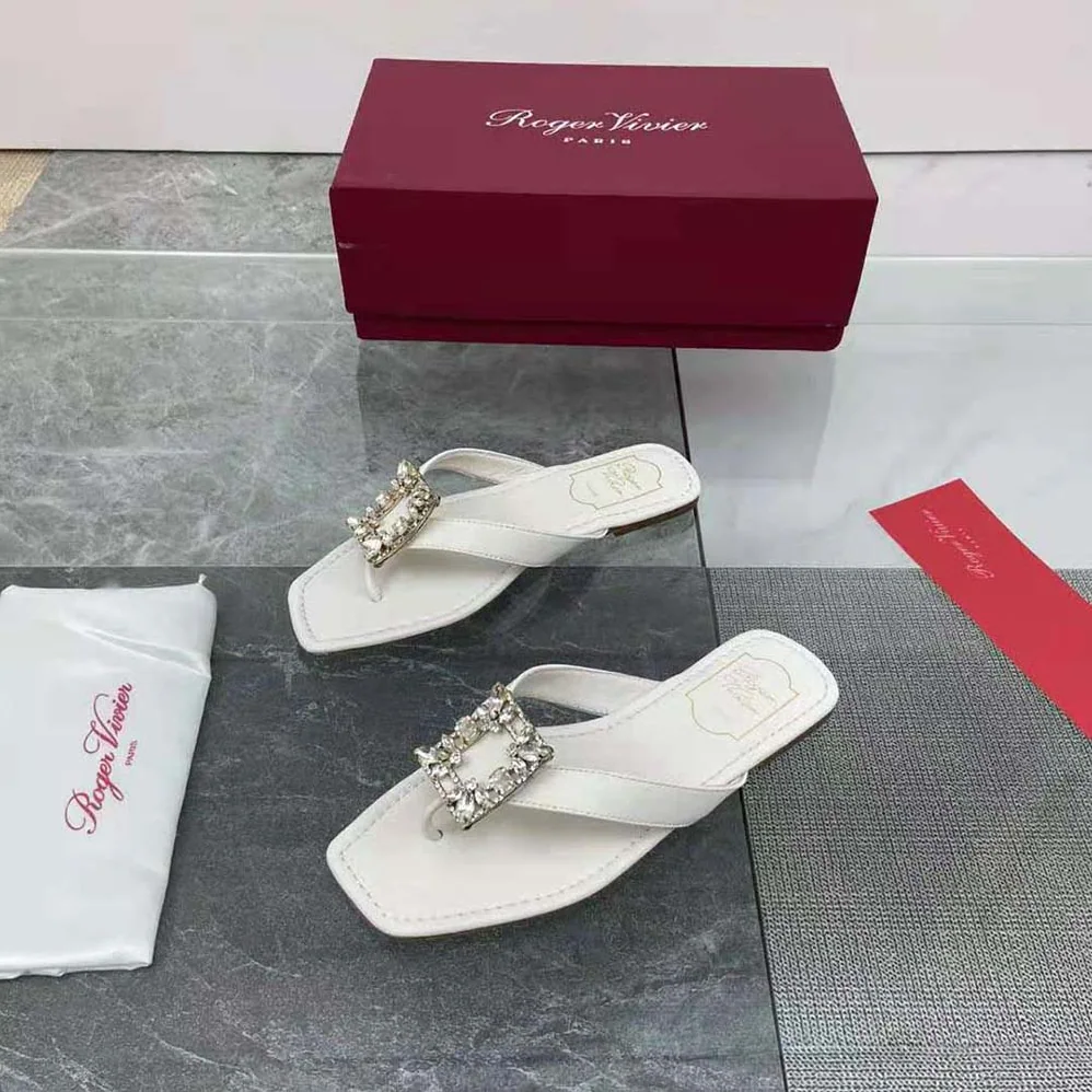 Roger Vivier Mini Broche Vivier Buckle Thong Mules in Leather for Women in White Roger Vivier Mini Broche Vivier Buckle Thong Mules in Leather for Women in White