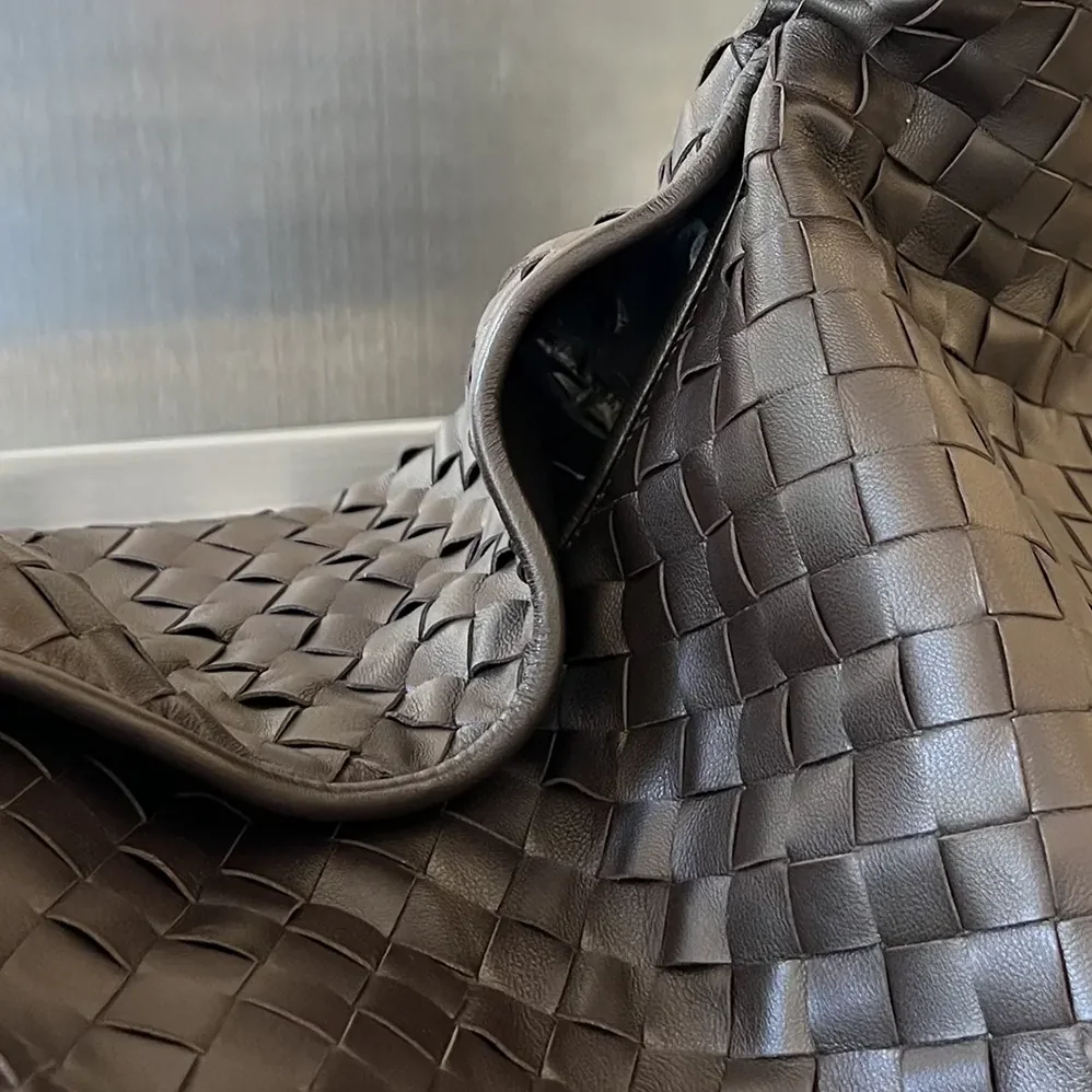Bottega Veneta Large Hop Shoulder Bag in Calf Leather for Women in Chocolate