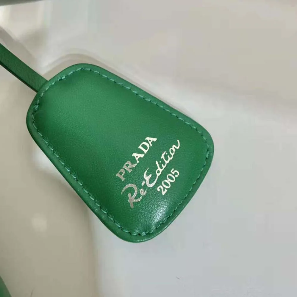 Prada Padded Nappa-Leather Prada Re-Edition 2005 Shoulder Bag for Women in Green Prada Padded Nappa-Leather Prada Re-Edition 2005 Shoulder Bag for Women in Green