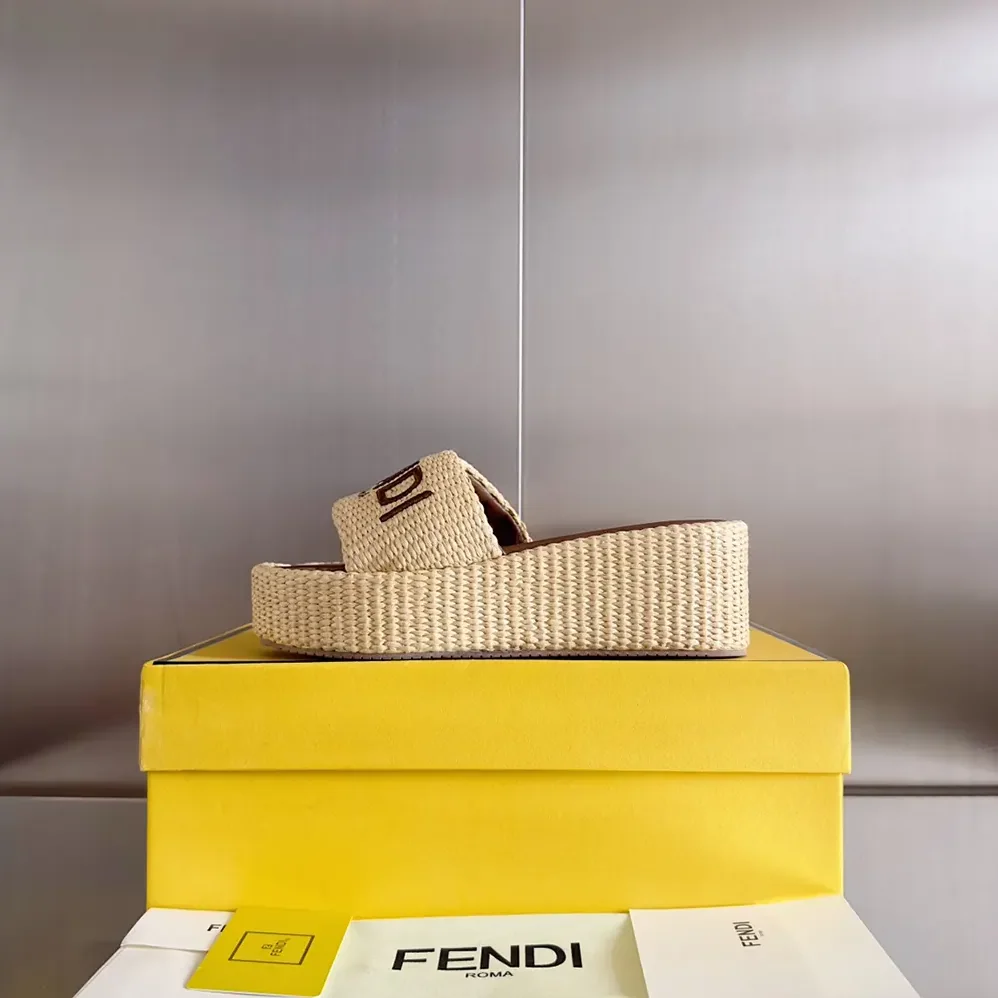 Fendi Fendi Sunshine Beige for Women in Brown Raffia Flatform Slides