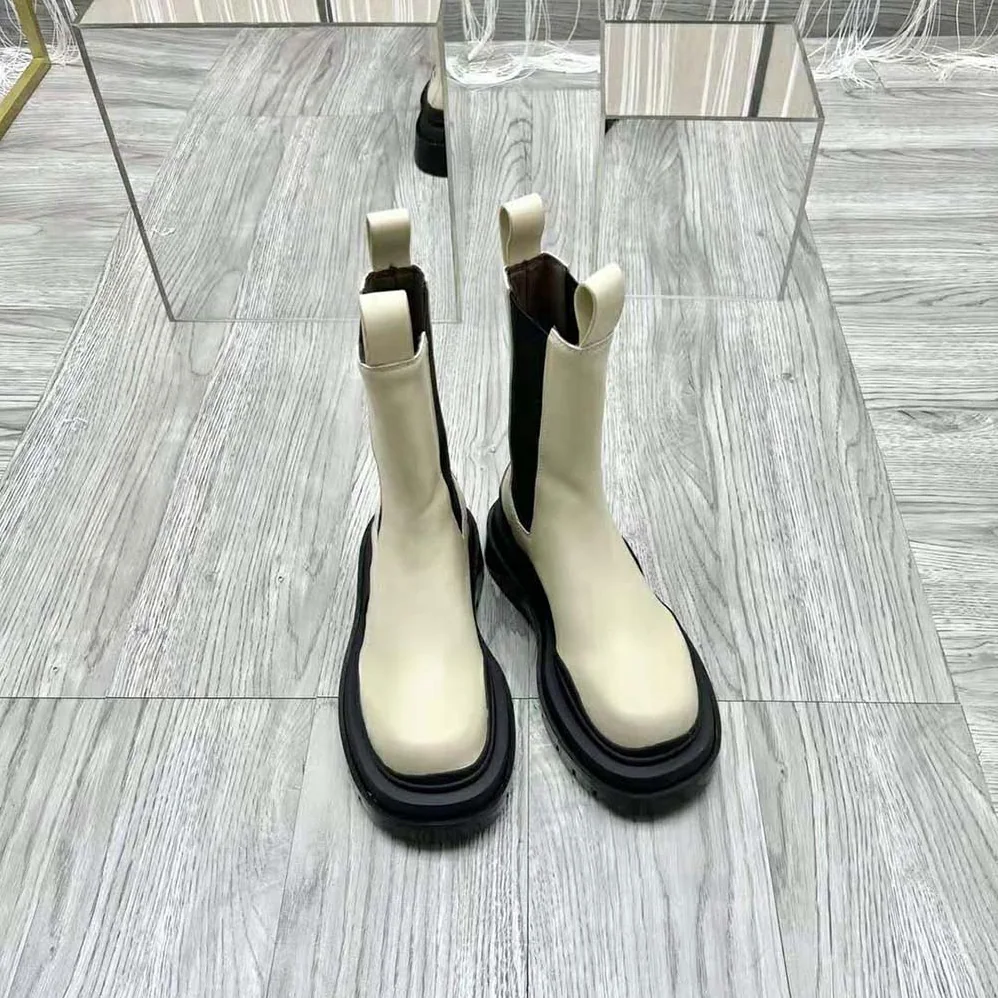 Bottega Veneta Tire Chelsea Boot in Vegetally-Tanned Leather for Unisex in White