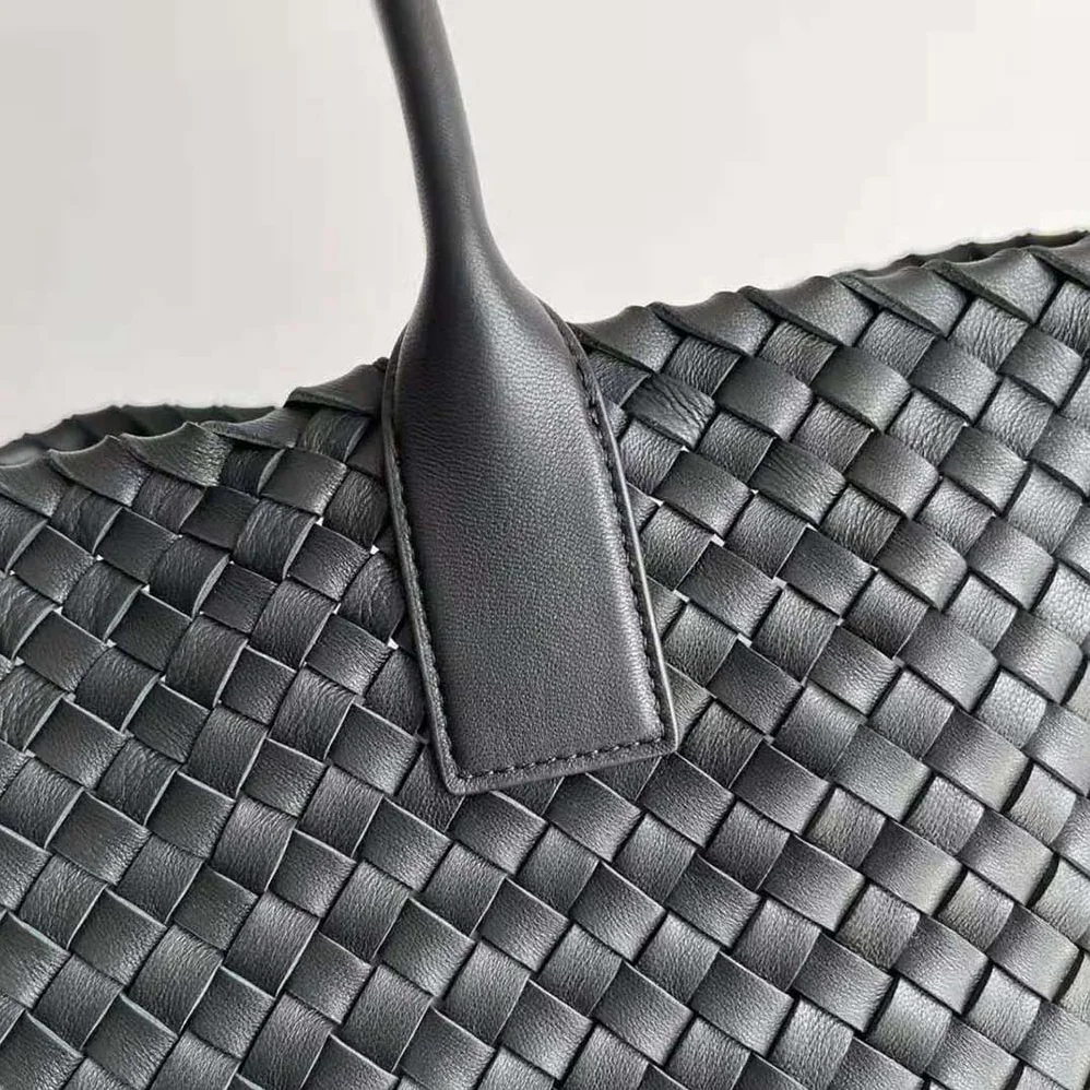 Bottega Veneta Medium Cabat Leather Tote Bag for Women in Black Bottega Veneta Medium Cabat Leather Tote Bag for Women in Black