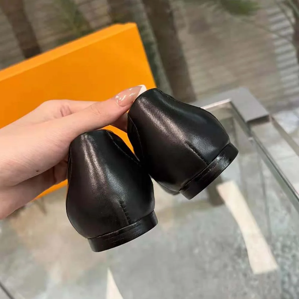 TODS Kate Loafers in Leather with A Metal Branded for Women in Black TODS Kate Loafers in Leather with A Metal Branded for Women in Black