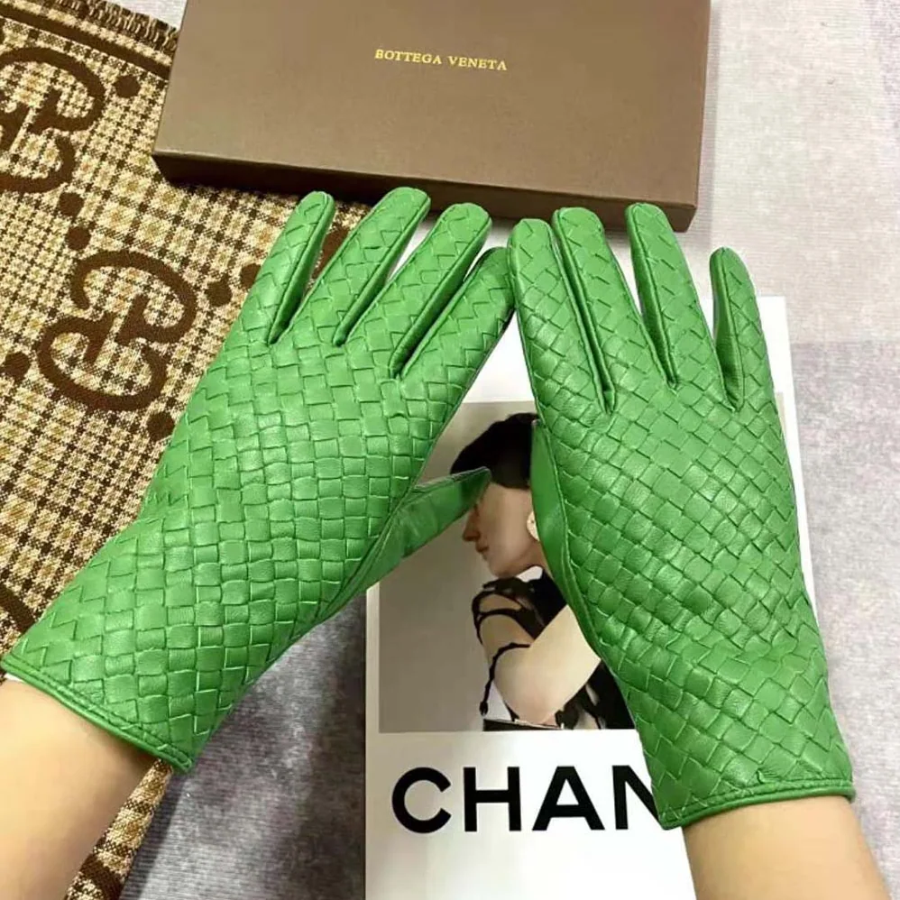 Bottega Veneta Intrecciato Leather Gloves for Women in Green Bottega Veneta Intrecciato Leather Gloves for Women in Green