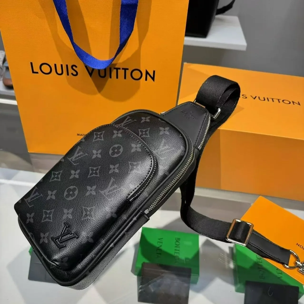 Louis Vuitton Avenue NM Slingbag Black /