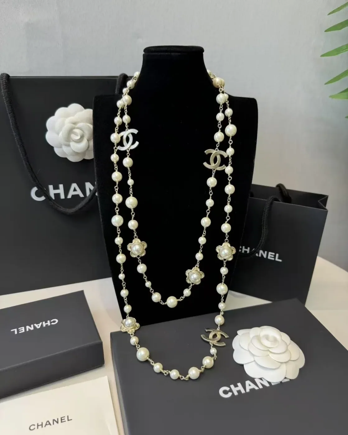 Chanel Pearl CC Flower Necklace Gold Chanel Pearl CC Flower Necklace Gold
