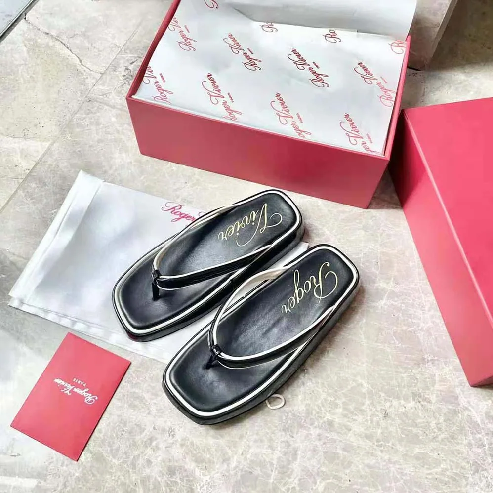 Roger Vivier Slide Thong Mules in Patent Leather for Women in Black