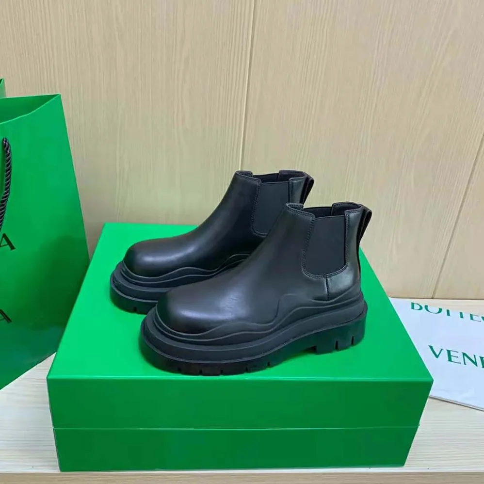 Bottega Veneta Tire Ankle Chelsea Boot for Unisex in Black Bottega Veneta Tire Ankle Chelsea Boot for Unisex in Black