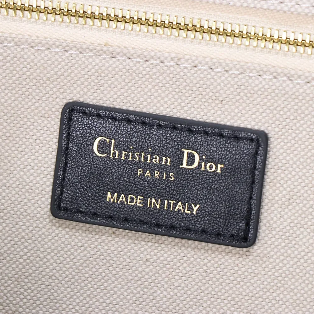 Dior Medium Dior Book Tote White and Navy Blue Toile de Jouy Sauvage Embroidery for Women Dior Medium Dior Book Tote White and Navy Blue Toile de Jouy Sauvage Embroidery for Women