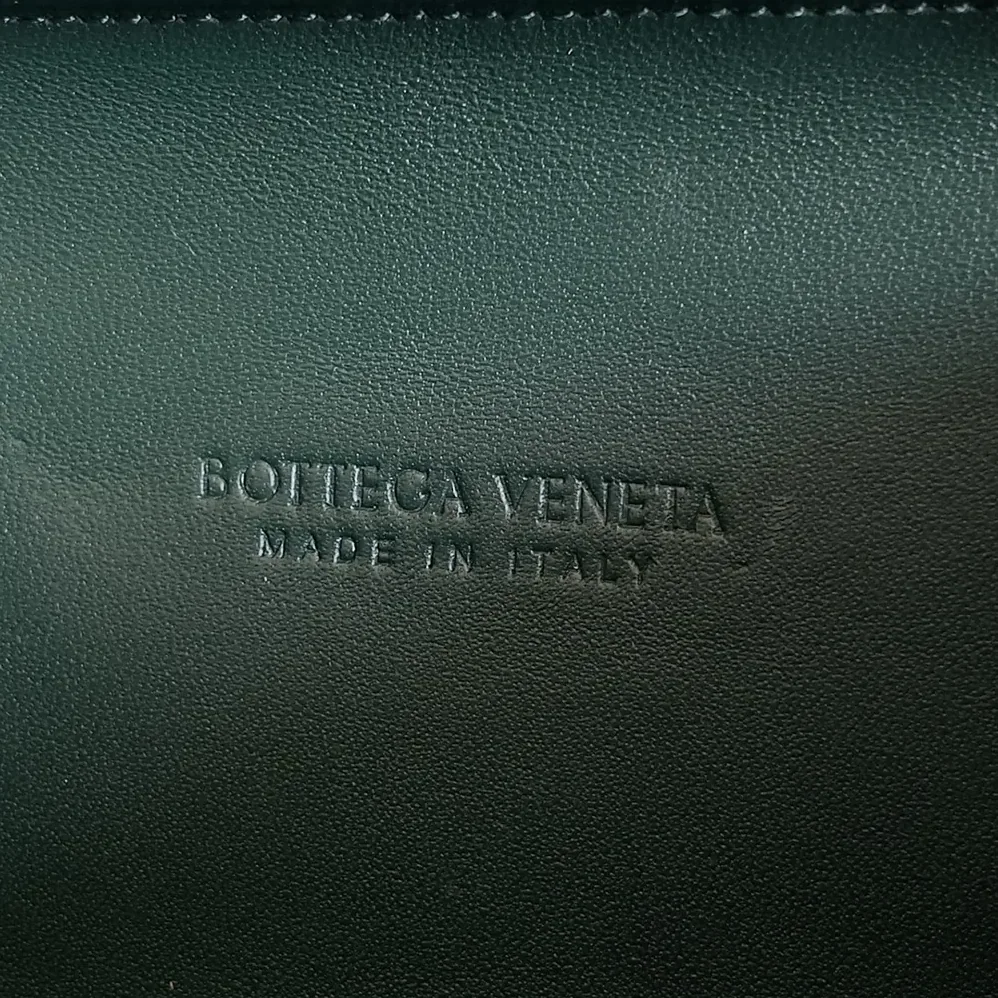 Bottega Veneta Knot Minaudière Clutch in Calfskin Leather for Women in Dark Green Bottega Veneta Knot Minaudière Clutch in Calfskin Leather for Women in Dark Green