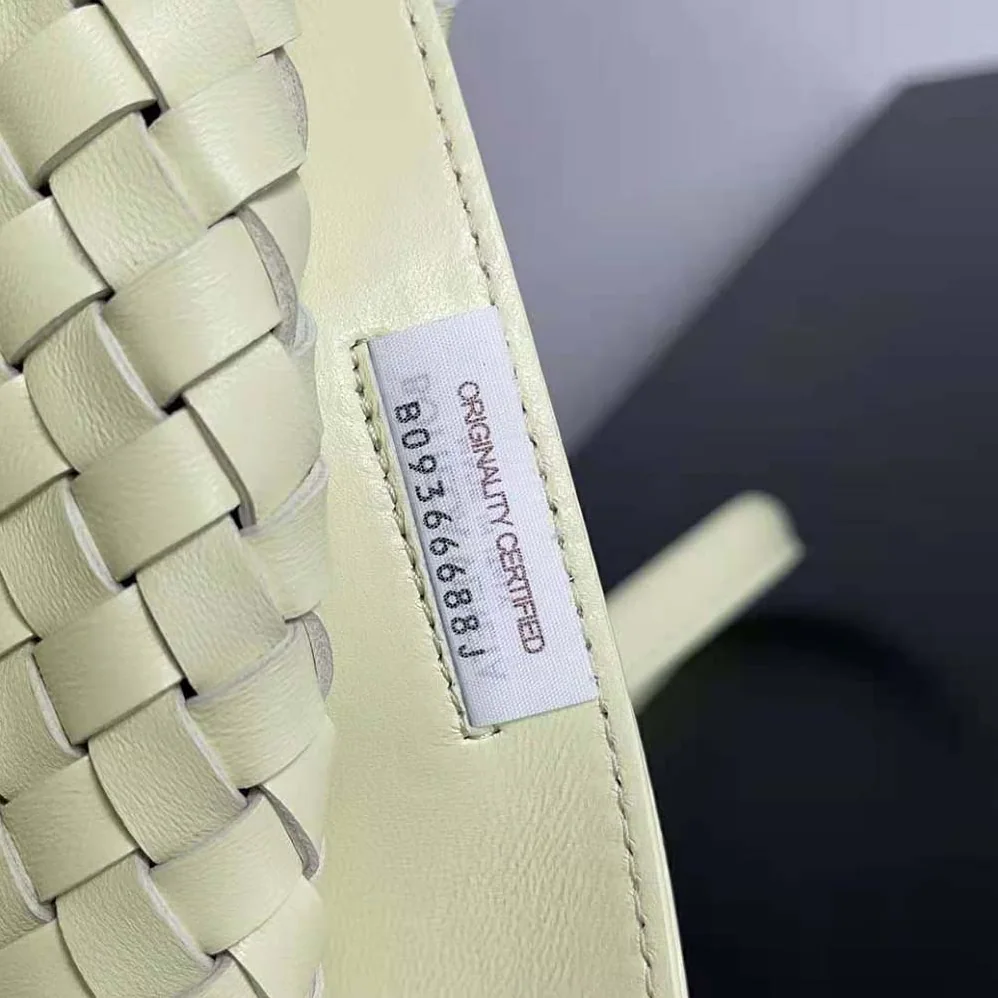 Bottega Veneta Medium Cabat Leather Tote Bag for Women in Lime Bottega Veneta Medium Cabat Leather Tote Bag for Women in Lime