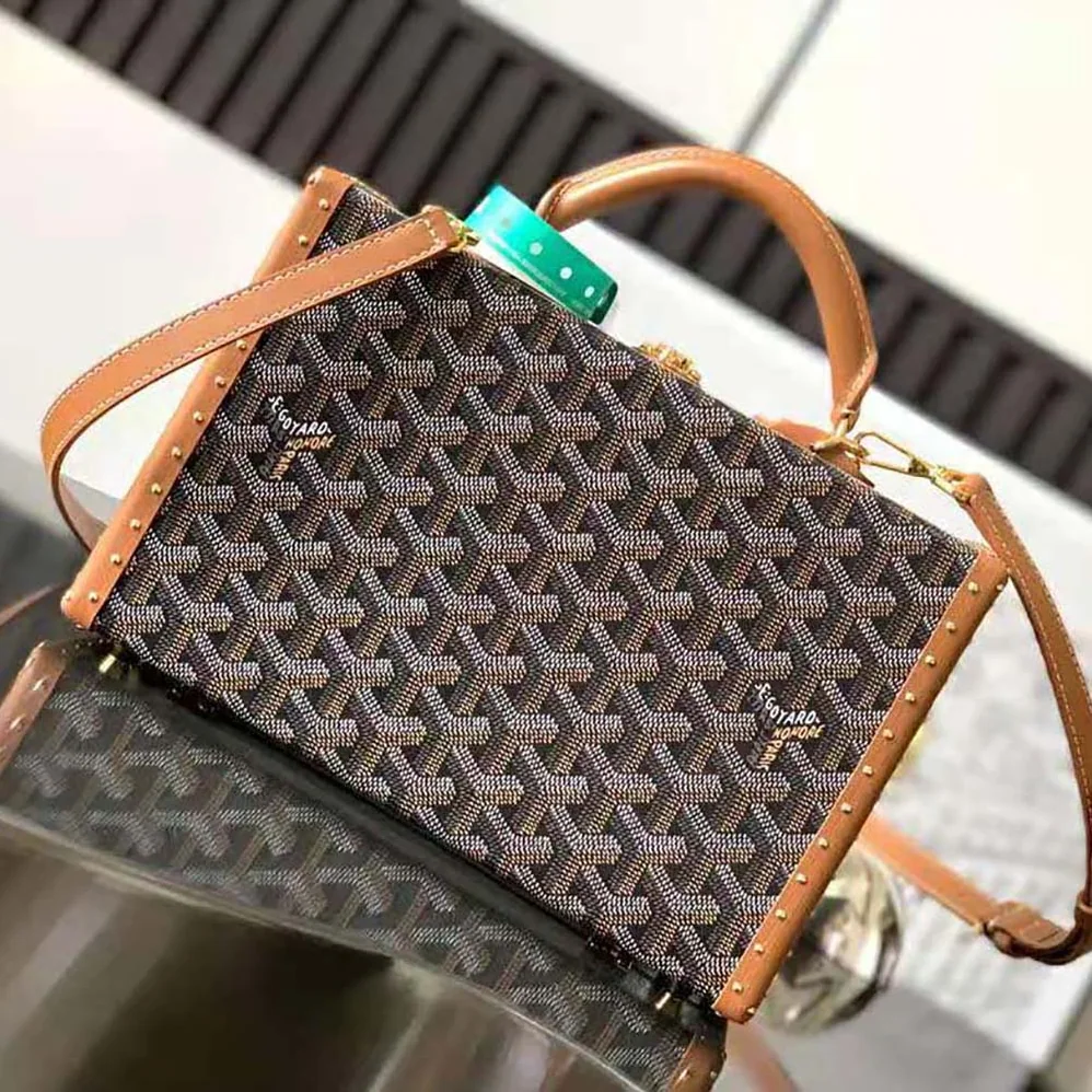 Goyard Sac Malle Grand Hôtel in Goyardine Canvas & Clamecy Calfskin for Women in Brown Goyard Sac Malle Grand Hôtel in Goyardine Canvas & Clamecy Calfskin for Women in Brown