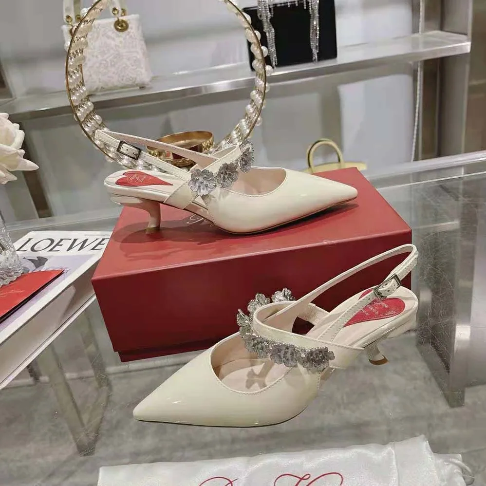 Roger Vivier Virgule Flower Slingback Pumps in Patent Leather for Women in White Roger Vivier Virgule Flower Slingback Pumps in Patent Leather for Women in White