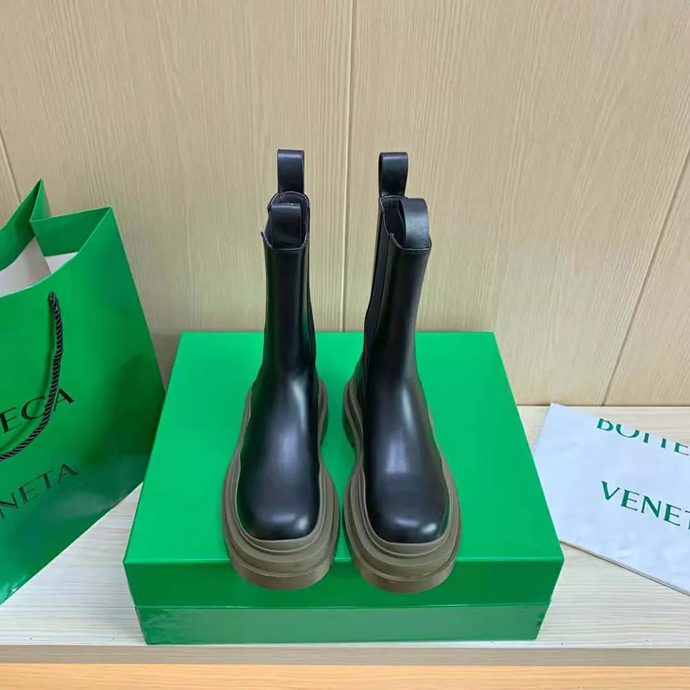 Bottega Veneta Tire Chelsea Boot in Calfskin Leather for Unisex in Brown