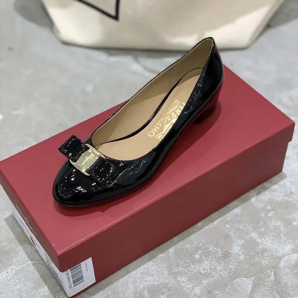 Salvatore Ferragamo Vara Pump for Women in Black Salvatore Ferragamo Vara Pump for Women in Black