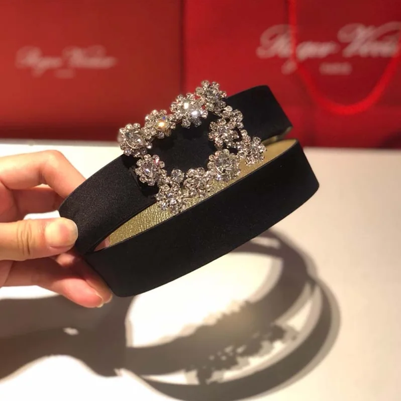 Roger Vivier Wome Flowers Belt in Silk Satin in Black