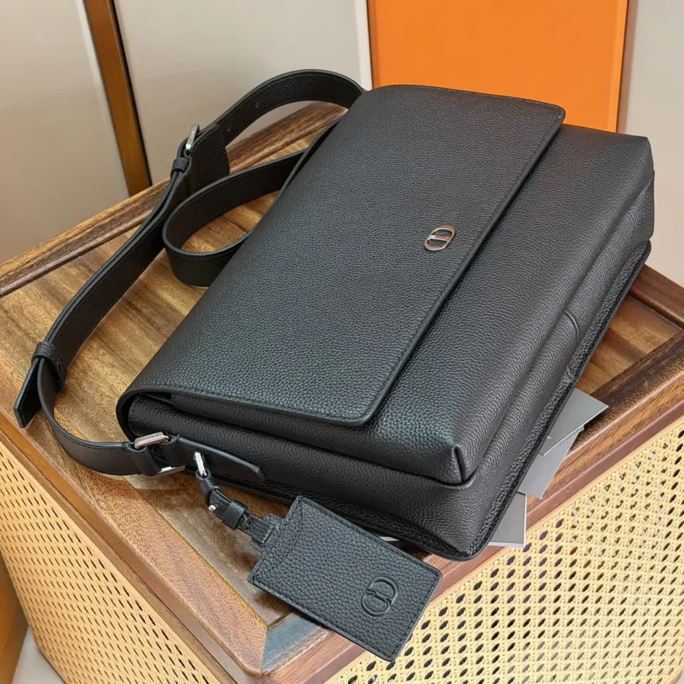 Dior CD Icon Messenger Bag with Flap Gris Flanelle Matte Grained Calfskin for Men Dior CD Icon Messenger Bag with Flap Gris Flanelle Matte Grained Calfskin for Men