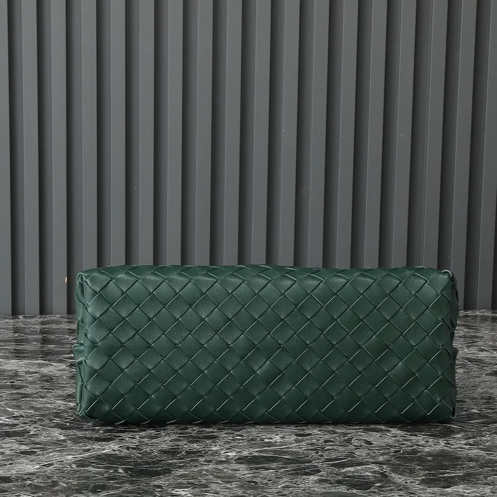Bottega Veneta Medium Andiamo in Supple Intrecciato Leather for Women in Green