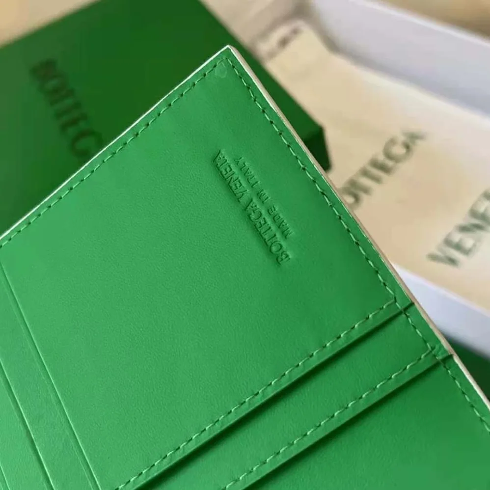 Bottega Veneta Long Intrecciato Wallet for Unisex in White Bottega Veneta Long Intrecciato Wallet for Unisex in White
