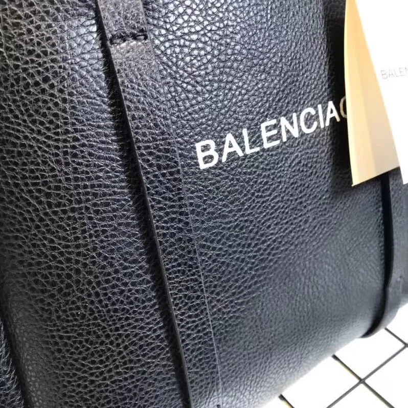 Balenciaga Everyday Tote M Calfskin with Handles in Black Balenciaga Everyday Tote M Calfskin with Handles in Black