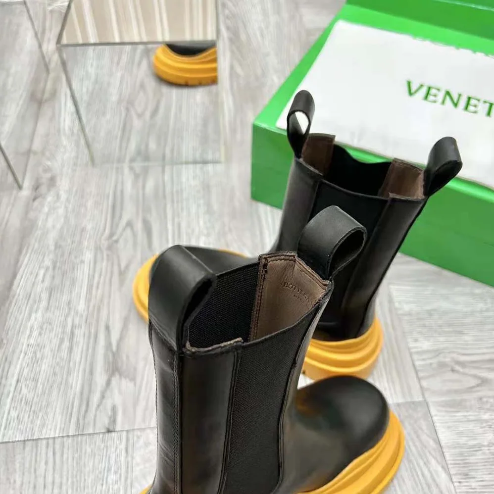 Bottega Veneta Tire Chelsea Boot in Vegetally-Tanned Leather for Unisex in Orange