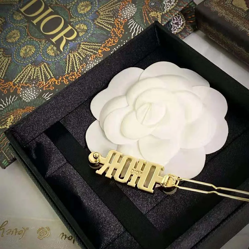 Dior Dio(r)evolution Barrette Gold-Finish Metal and White Resin Pearls for Women Dior Dio(r)evolution Barrette Gold-Finish Metal and White Resin Pearls for Women