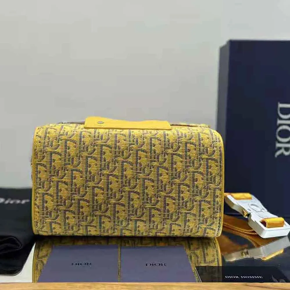 Dior Lingot 22 Bag Gold for Men in Tone Dior Oblique Jacquard Dior Lingot 22 Bag Gold for Men in Tone Dior Oblique Jacquard