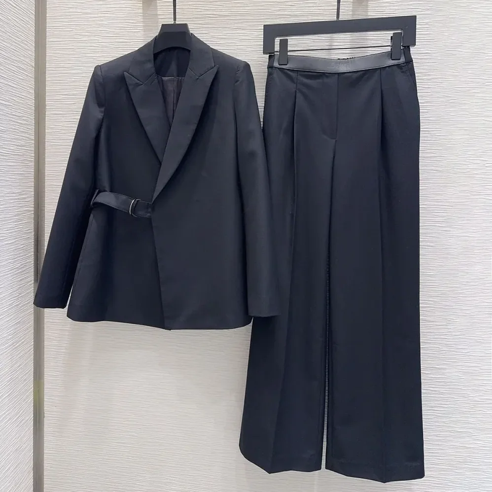 Loewe Trousers in Wool for Women in Black
