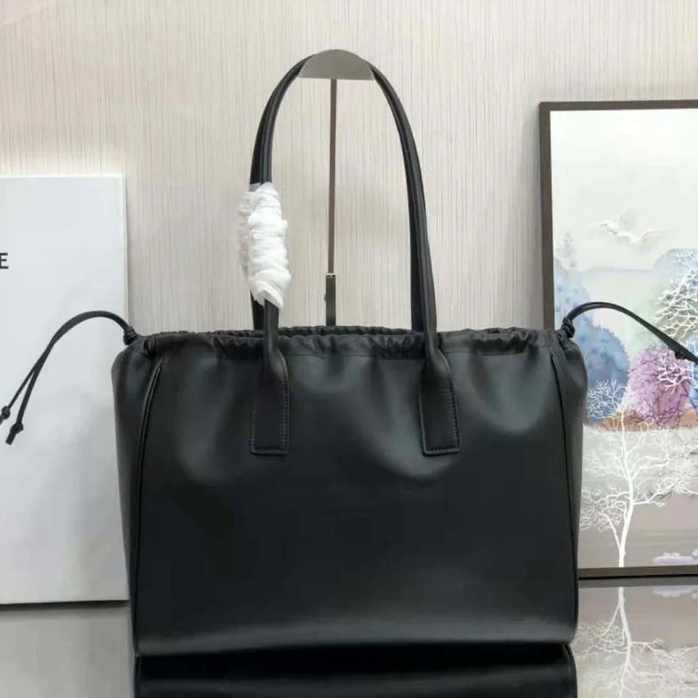 Celine Cabas Drawstring Cuir Triomphe in Smooth Calfskin for Women in Black Celine Cabas Drawstring Cuir Triomphe in Smooth Calfskin for Women in Black