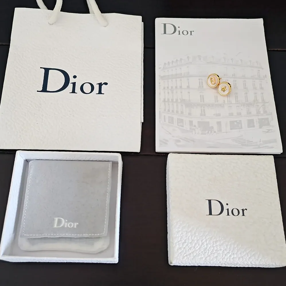 Dior D-Luck Stud Earrings Gold-Finish Metal and White Mother-of for Women in Pearl Dior D-Luck Stud Earrings Gold-Finish Metal and White Mother-of for Women in Pearl