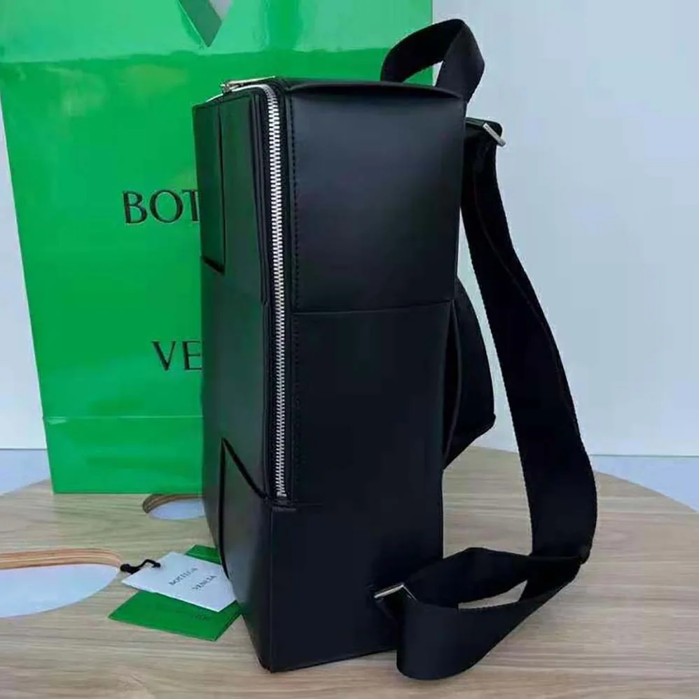 Bottega Veneta Arco Backpack in Calfskin Leather for Men in Black Bottega Veneta Arco Backpack in Calfskin Leather for Men in Black