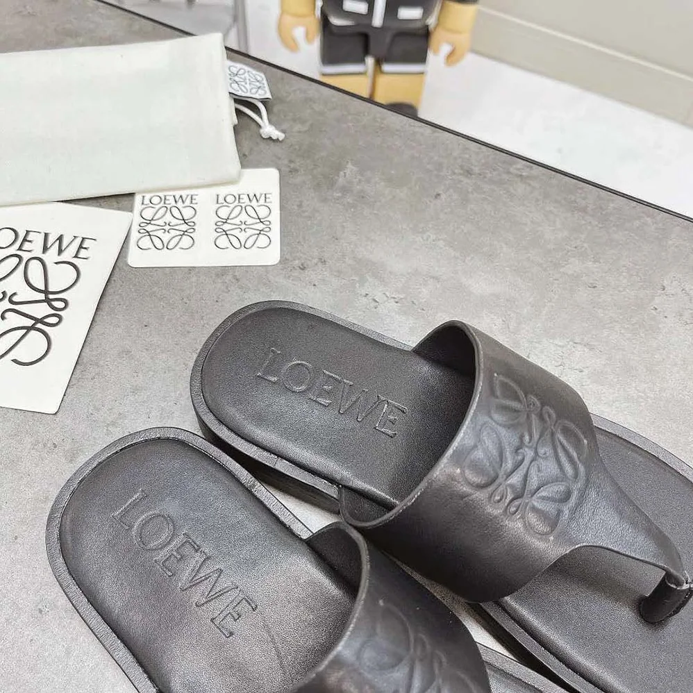 Loewe Anagram Flip Flop in Calfskin for Women in Black Loewe Anagram Flip Flop in Calfskin for Women in Black