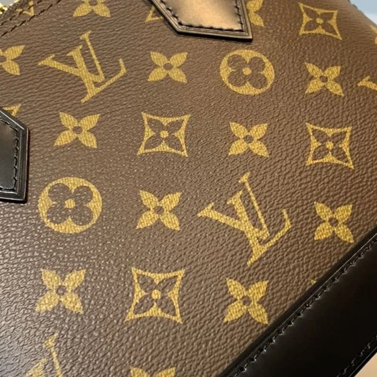 Louis Vuitton Alma BB Top Handle Bag / Brown Monogram Canvas Gold Hardware Louis Vuitton Alma BB Top Handle Bag / Brown Monogram Canvas Gold Hardware