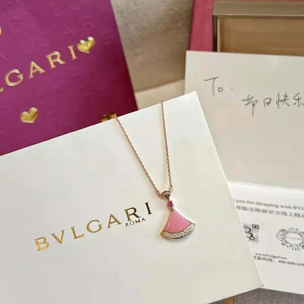 Bvlgari DIVAS' DREAM Necklace in 18 KT Rose Gold with Pendant Set for Women in Pink Bvlgari DIVAS' DREAM Necklace in 18 KT Rose Gold with Pendant Set for Women in Pink