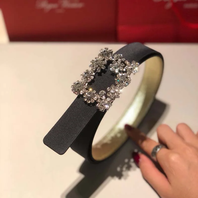 Roger Vivier Wome Flowers Belt in Silk Satin in Black