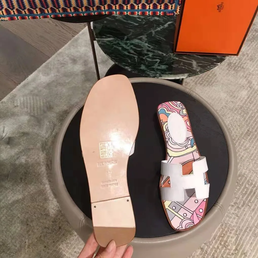 Hermes Oran Sandal in Cotton Canvas with “Faubourg Rainbow” Print for Women in White Hermes Oran Sandal in Cotton Canvas with “Faubourg Rainbow” Print for Women in White