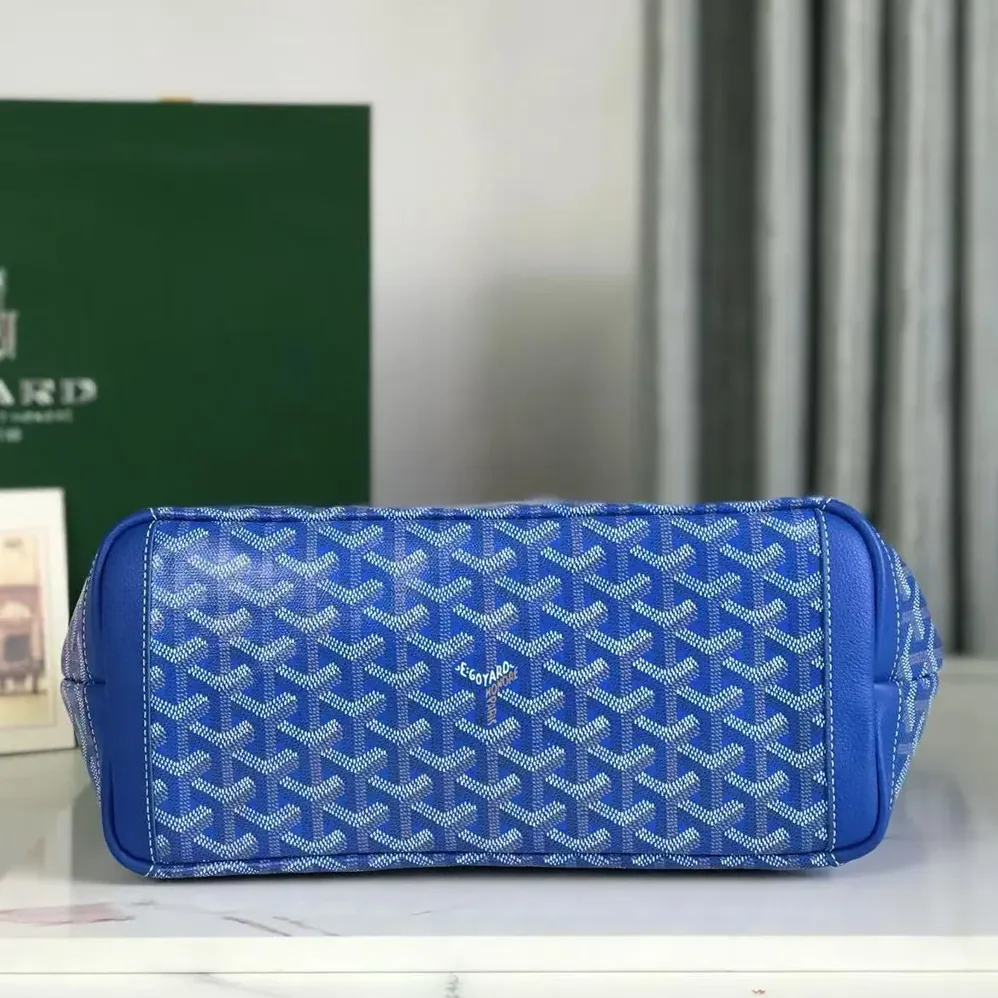 Goyard Sac Artois MM in Goyardine Canvas & Chevroches Calfskin for Women in Blue Goyard Sac Artois MM in Goyardine Canvas & Chevroches Calfskin for Women in Blue