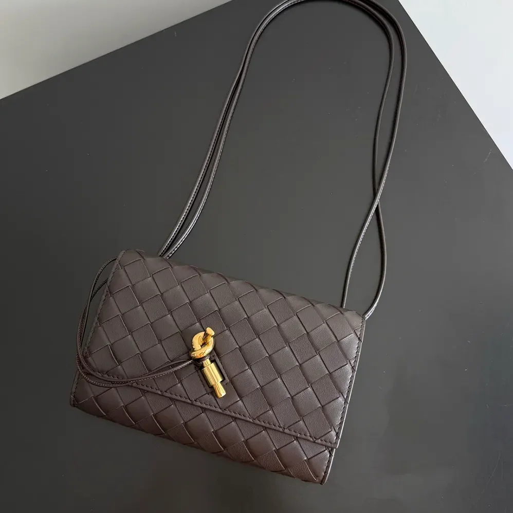 Bottega Veneta Andiamo Pouch for Women in Bordeaux Bottega Veneta Andiamo Pouch for Women in Bordeaux