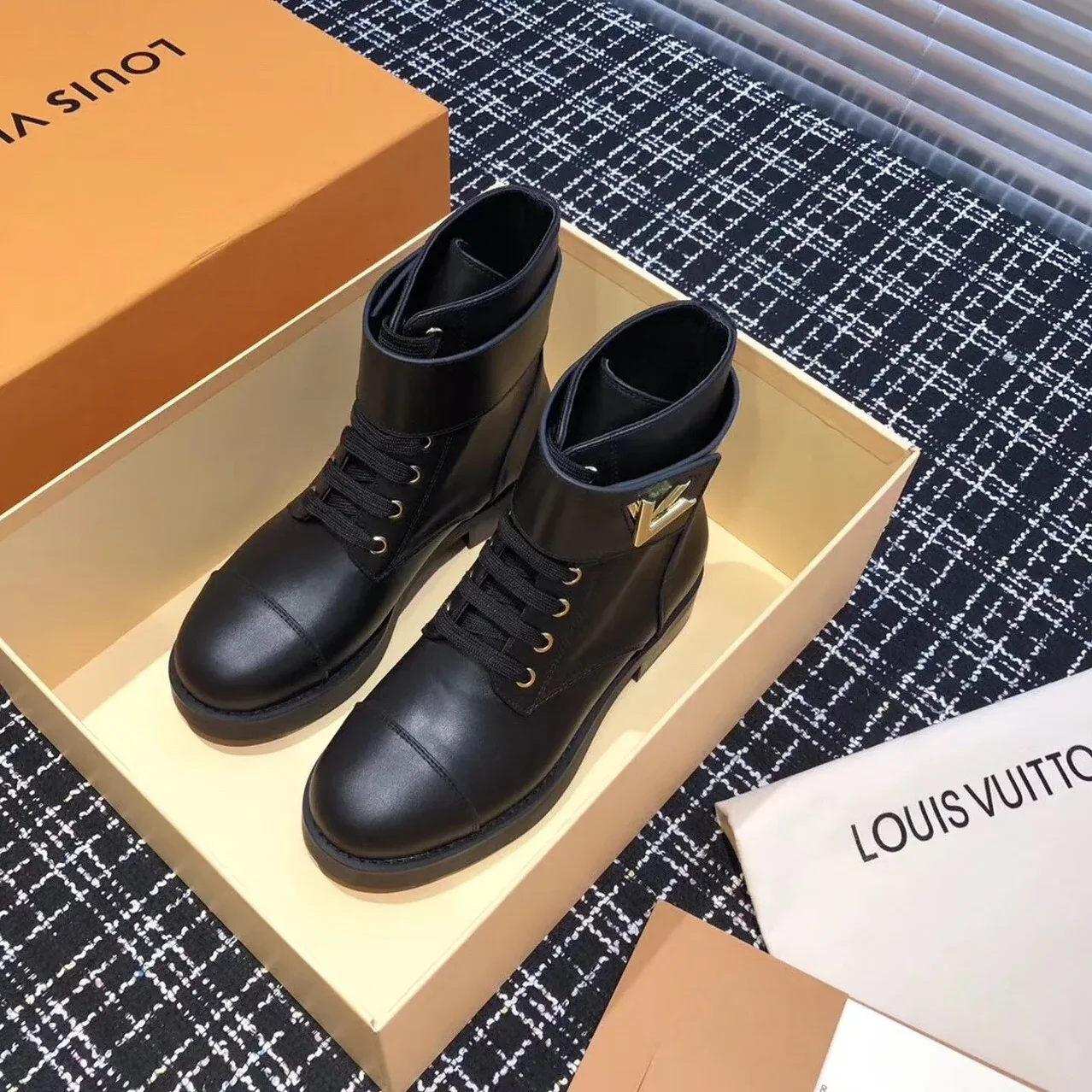 Louis Vuitton Wonderland Flat Ranger Black 1AAV57